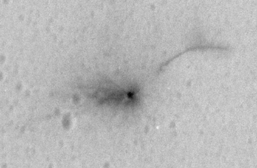 New images show the crater the lander created after its impact and possible explosion. Photo credit: NASA / JPL-Caltech / University of Arizona / Gizmodo