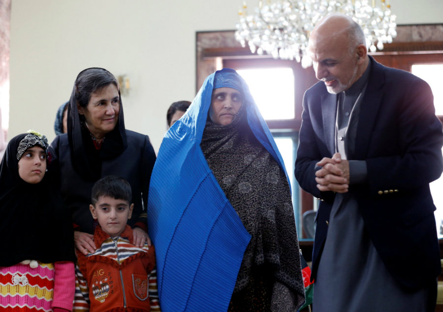 Afghan’s President Ashraf Ghani held Wednesday a small ceremony at the presidential palace in Kabul to welcome back Sharbat Gula. Photo credit: Reuters / The Japan Times