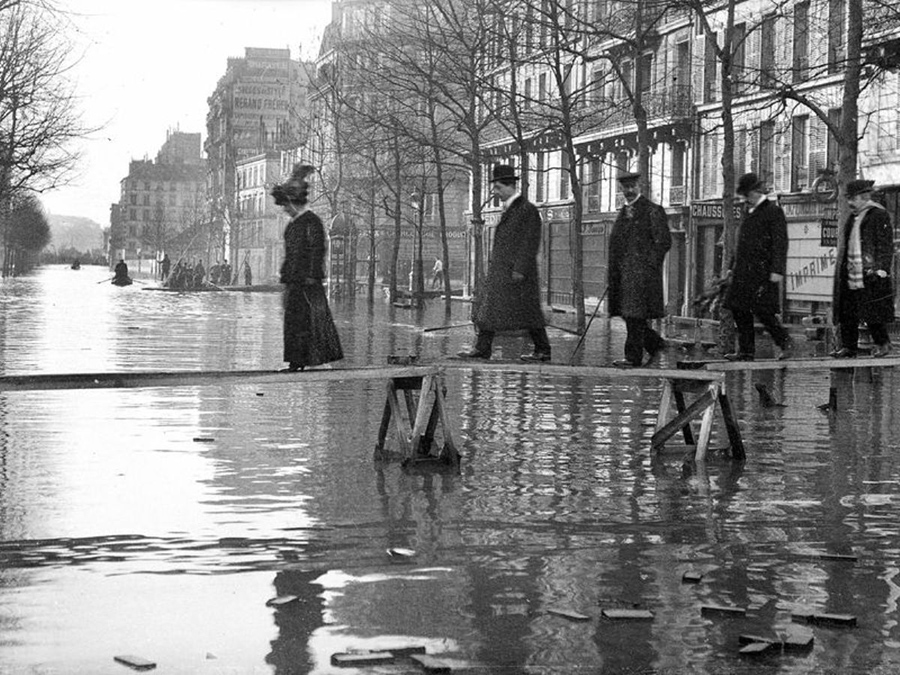 Seine flooding in Paris, Great Flood in 1910, The Louvre Museum closed its lower floor