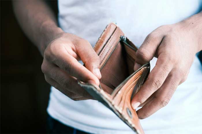 Bank Balance Blues: 7 Common Money Habits Keeping You Broke